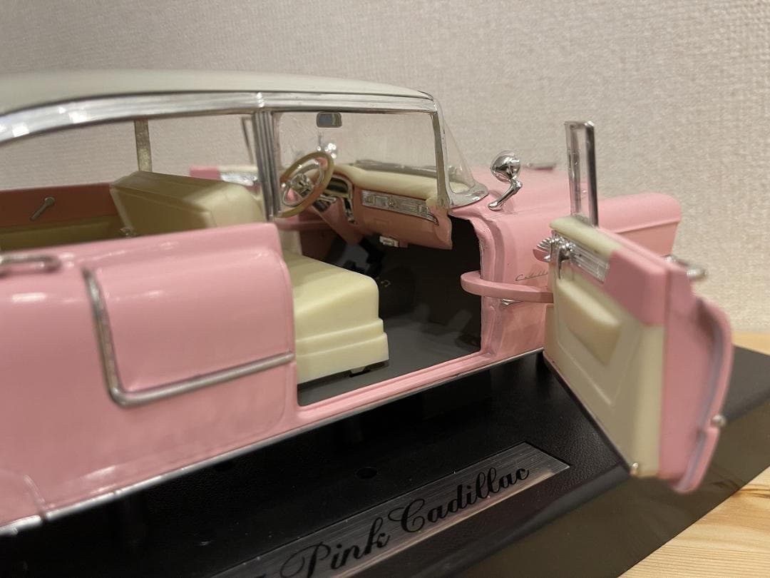 エルビスプレスリー1955年型ピンクキャデラックを忠実に再現したＭＲＣ製1/18