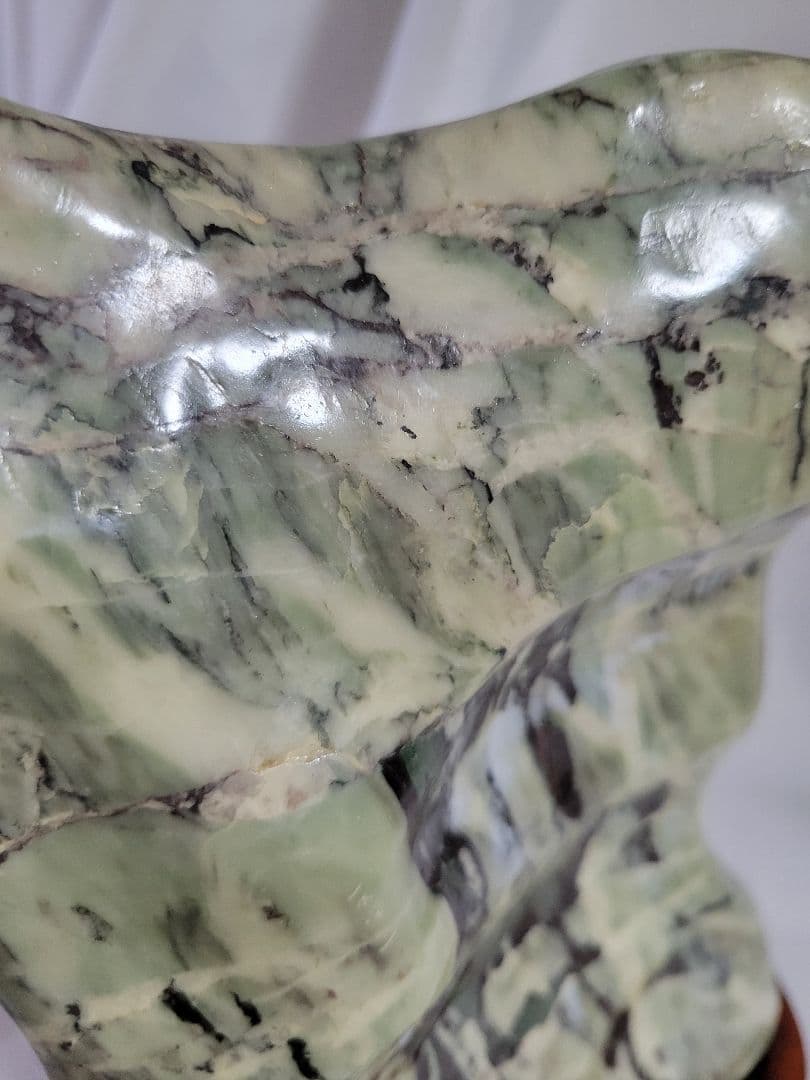 天然石　緑と黒の模様 木製台座付き