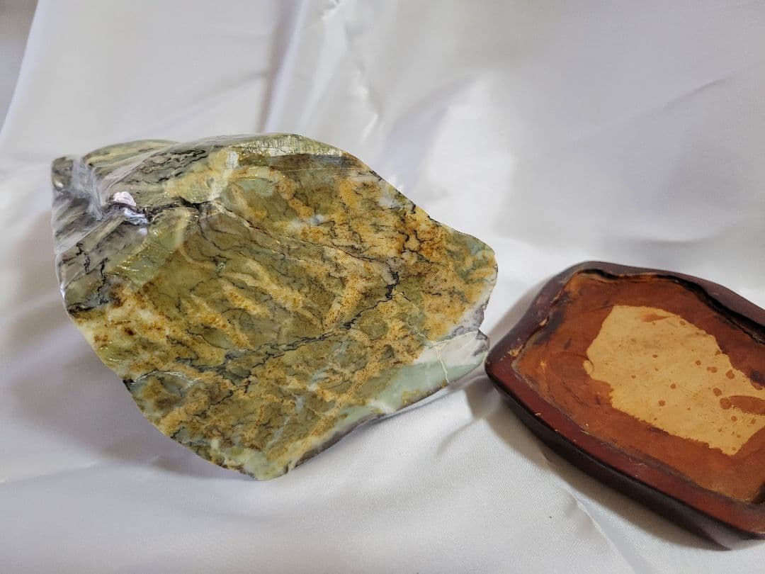 天然石　緑と黒の模様 木製台座付き