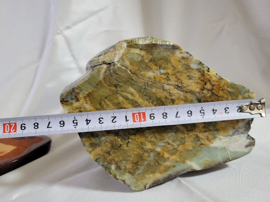 天然石　緑と黒の模様 木製台座付き