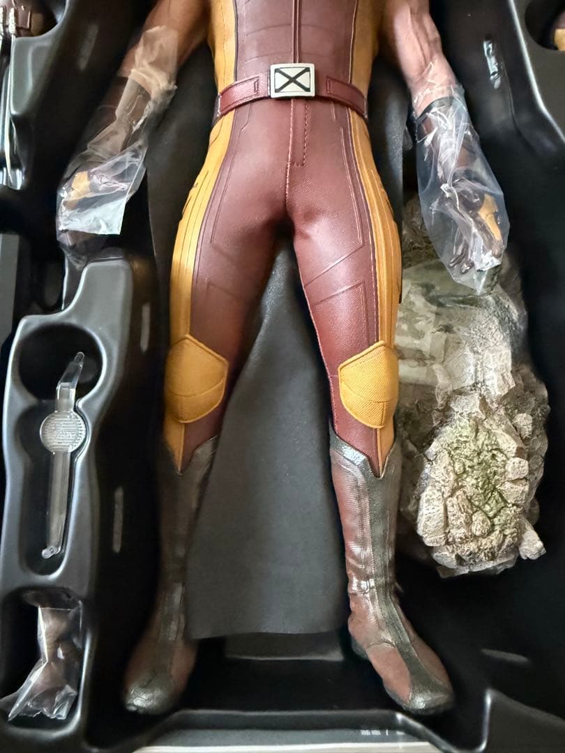 ホットトイズ MMS831 ウルヴァリン（ブラウンスーツ）限定版