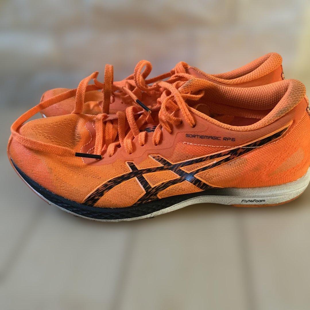 ASICS SORT THE MAGIC 6 オレンジスパイクシューズ