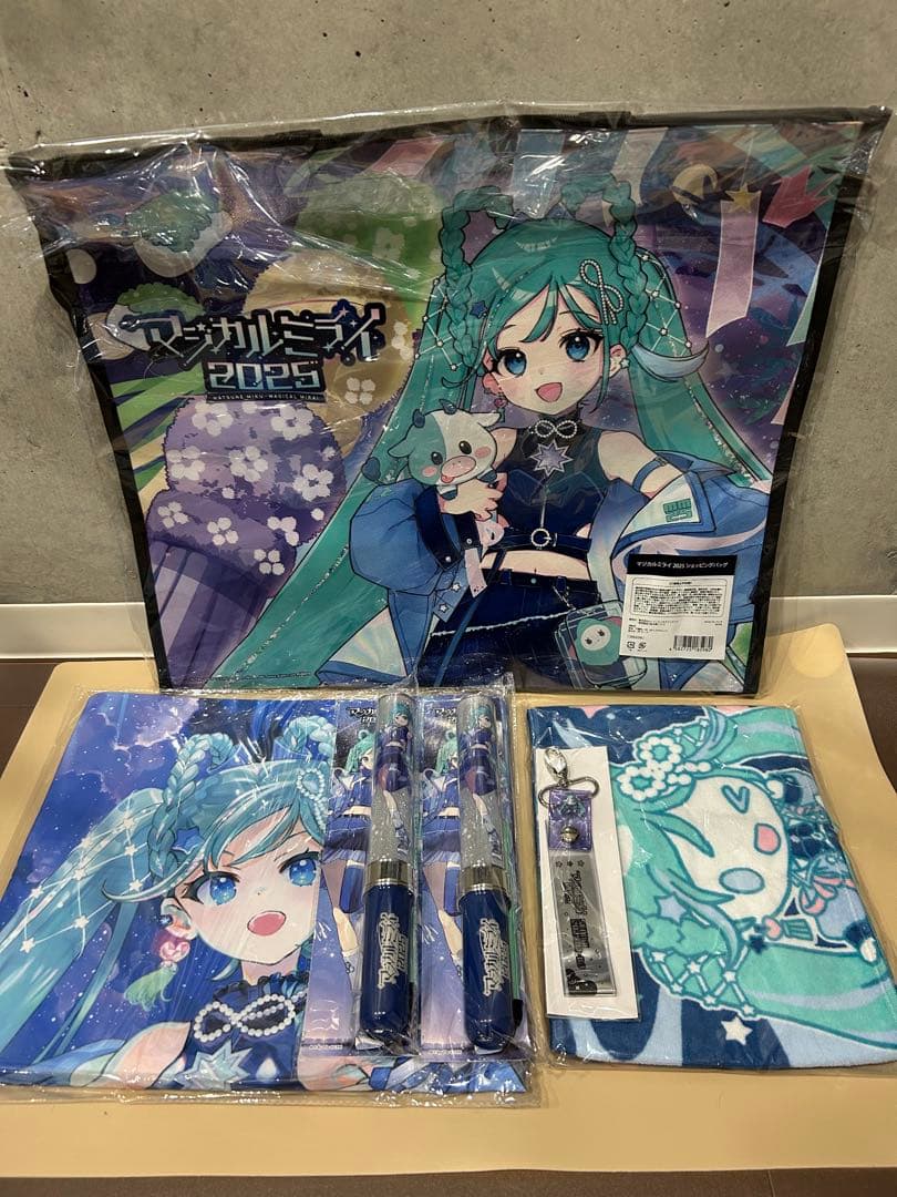 マジカルミライ2025グッズ新品未使用ペンライト、ショッパー、タオル、ストラップ