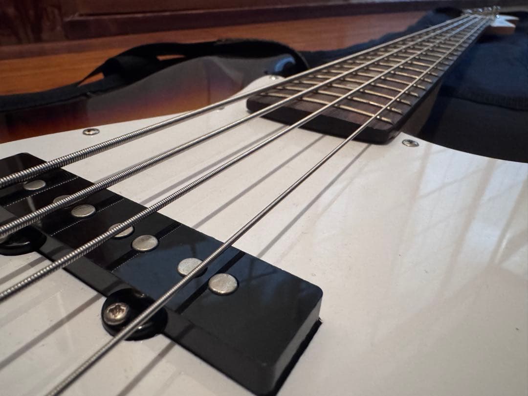 美品　レジェンド　エレキベース サンバースト ストラップ付き