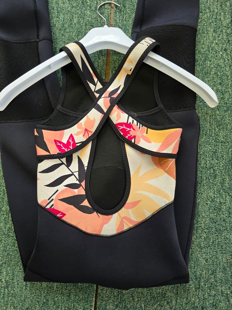 2枚セット　ロキシーフラワー柄ネオプレンロングジョン、タッパー、ウェットスーツ