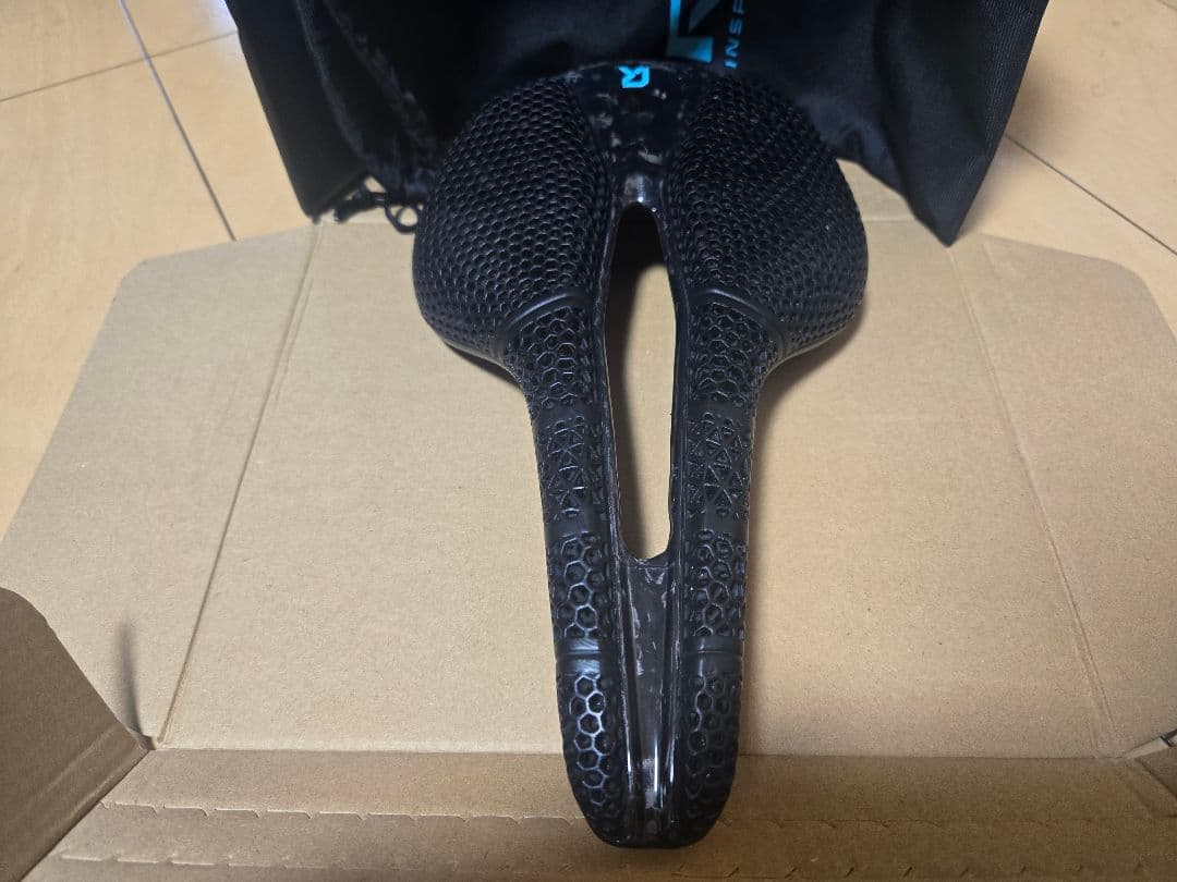 RYET 3D カーボンサドル RT07 収納袋付き