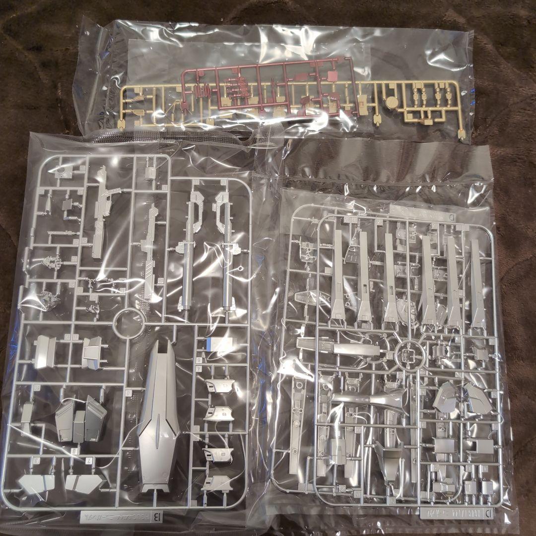 ガンダム サザビーメタリックコーティングVer 1/144 HG Vガンダム