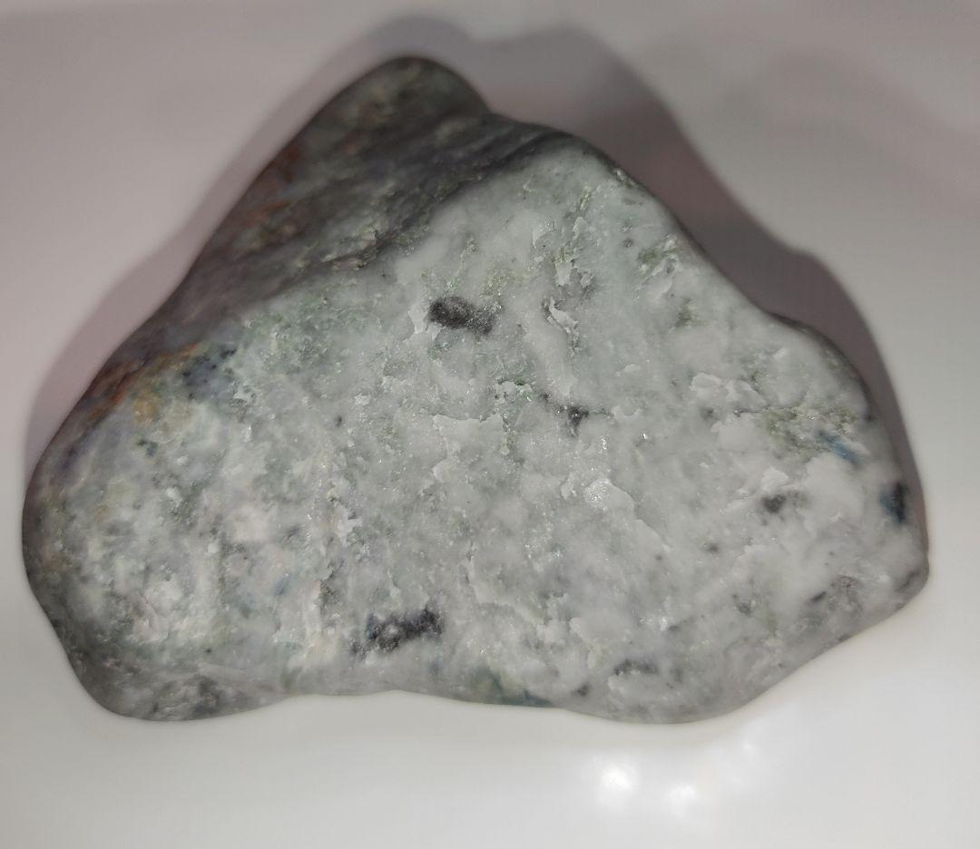 横川 青翡翠 重さ393g 全体的にチラホラとラベンダーも入っています。