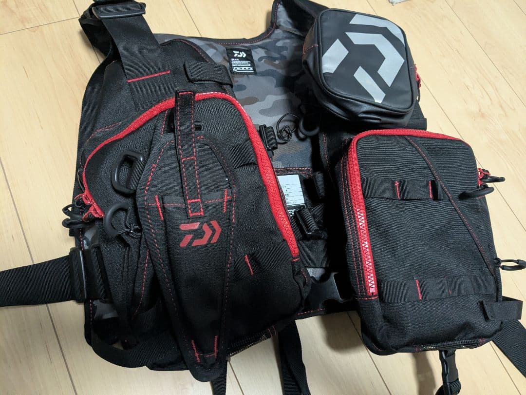 （最終値引き）Daiwa ライフジャケット ブラック/レッド美品!!