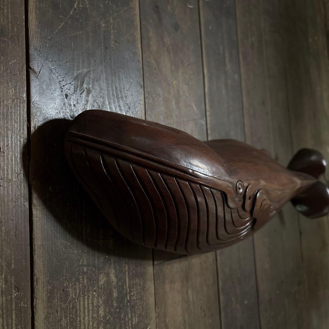 木彫り　鯨　壁掛けディスプレイ