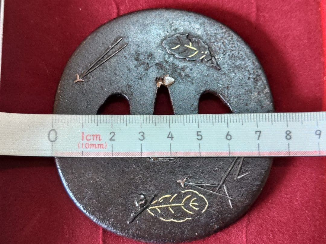 日本刀の鍔　松葉・柏・雁・景石図　大鍔、刀装具、鐔、つば、かわいい、責金入、象嵌