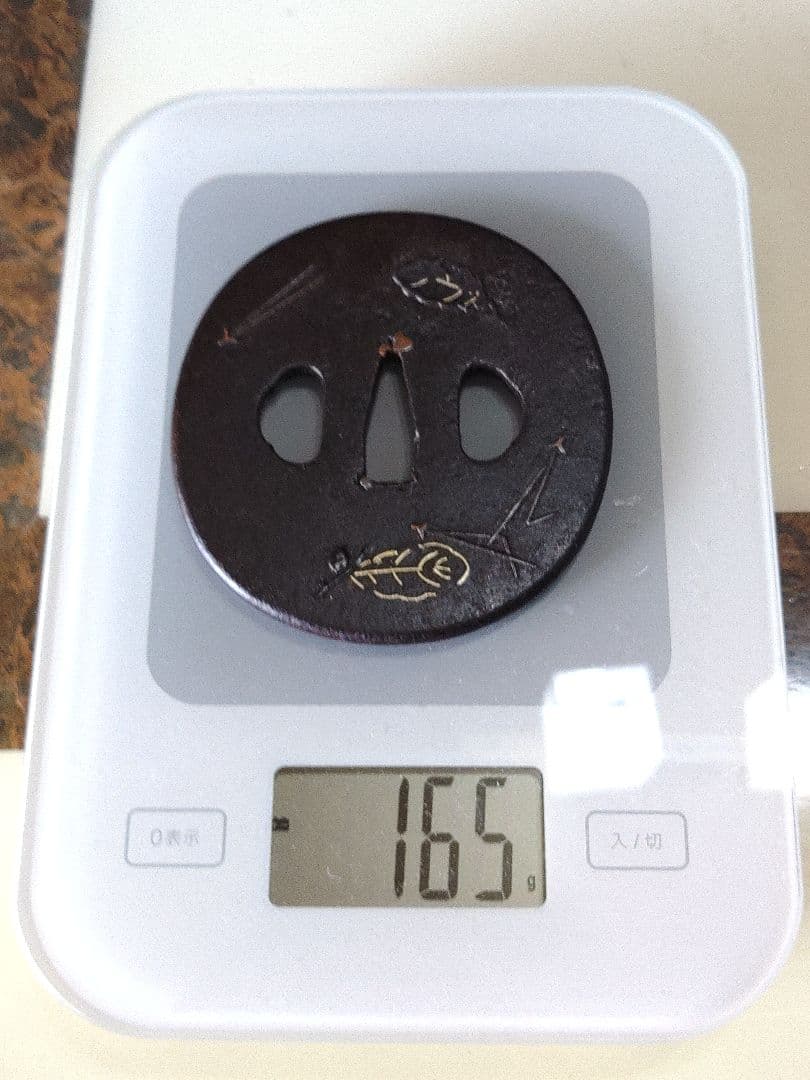 日本刀の鍔　松葉・柏・雁・景石図　大鍔、刀装具、鐔、つば、かわいい、責金入、象嵌