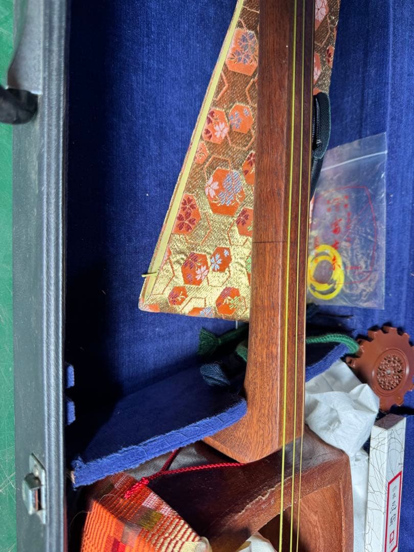 4-津軽三味線?　高級糸巻き 紅木？ハードケース&付属