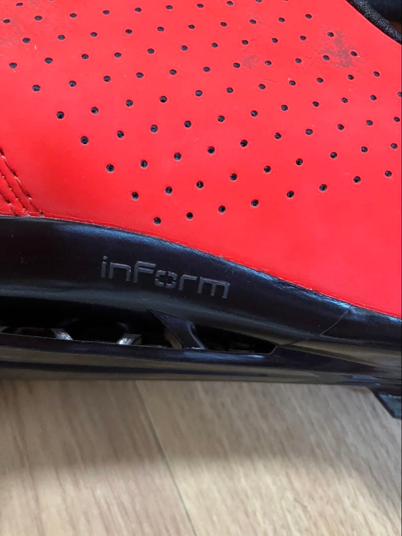 赤いロードバイクシューズ inForm