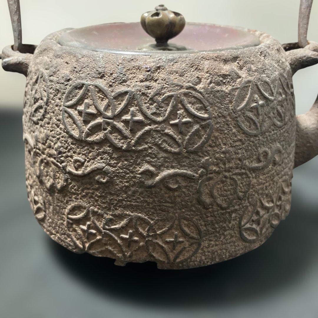 (1-208)鉄製彫刻模様の鉄瓶