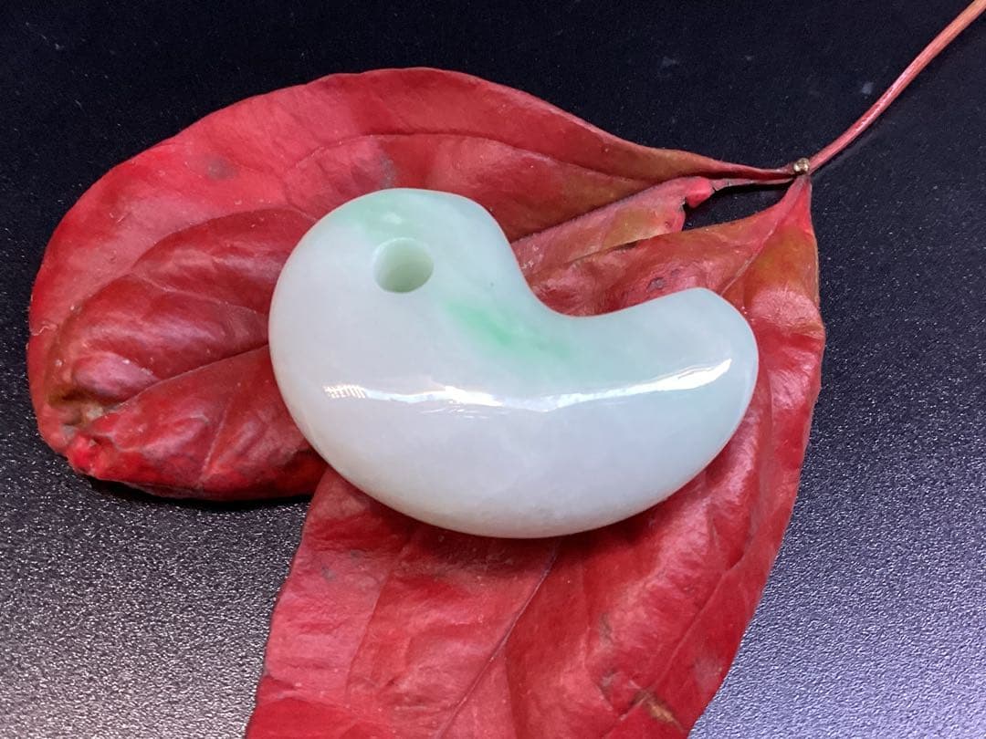 ✳ premiumシリーズ　一流の勾玉　味身色合い良好　糸魚川翡翠*格上の勾玉‼️