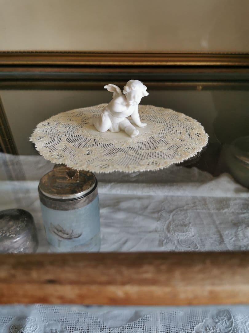 アンティーク ポワンドパリ 舞う1輪の薔薇のモチーフ センターフレームドイリー