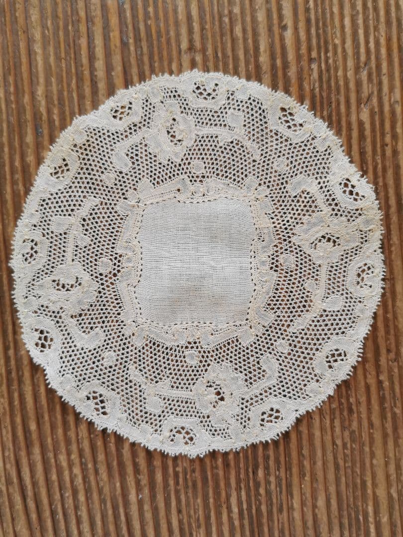 アンティーク ポワンドパリ 舞う1輪の薔薇のモチーフ センターフレームドイリー