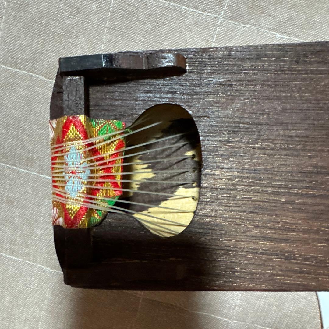 木製琴 13弦 赤い装飾付き