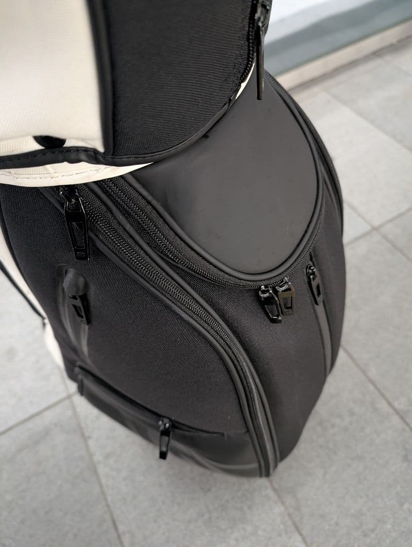 トラヴィスマシュー　キャディバッグ 白黒