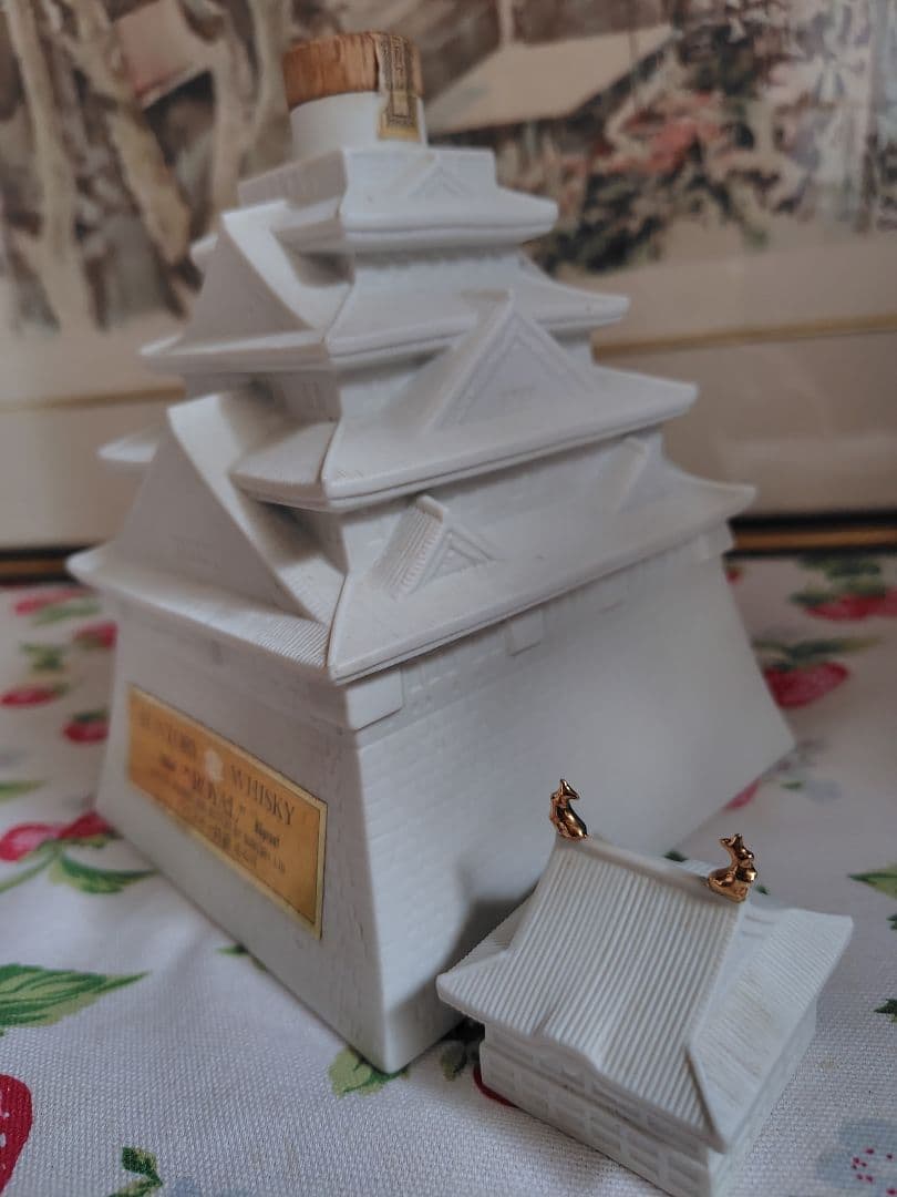 サントリー　ウイスキー　大阪城型ボトル　陶器　未開栓　古酒　ローヤル