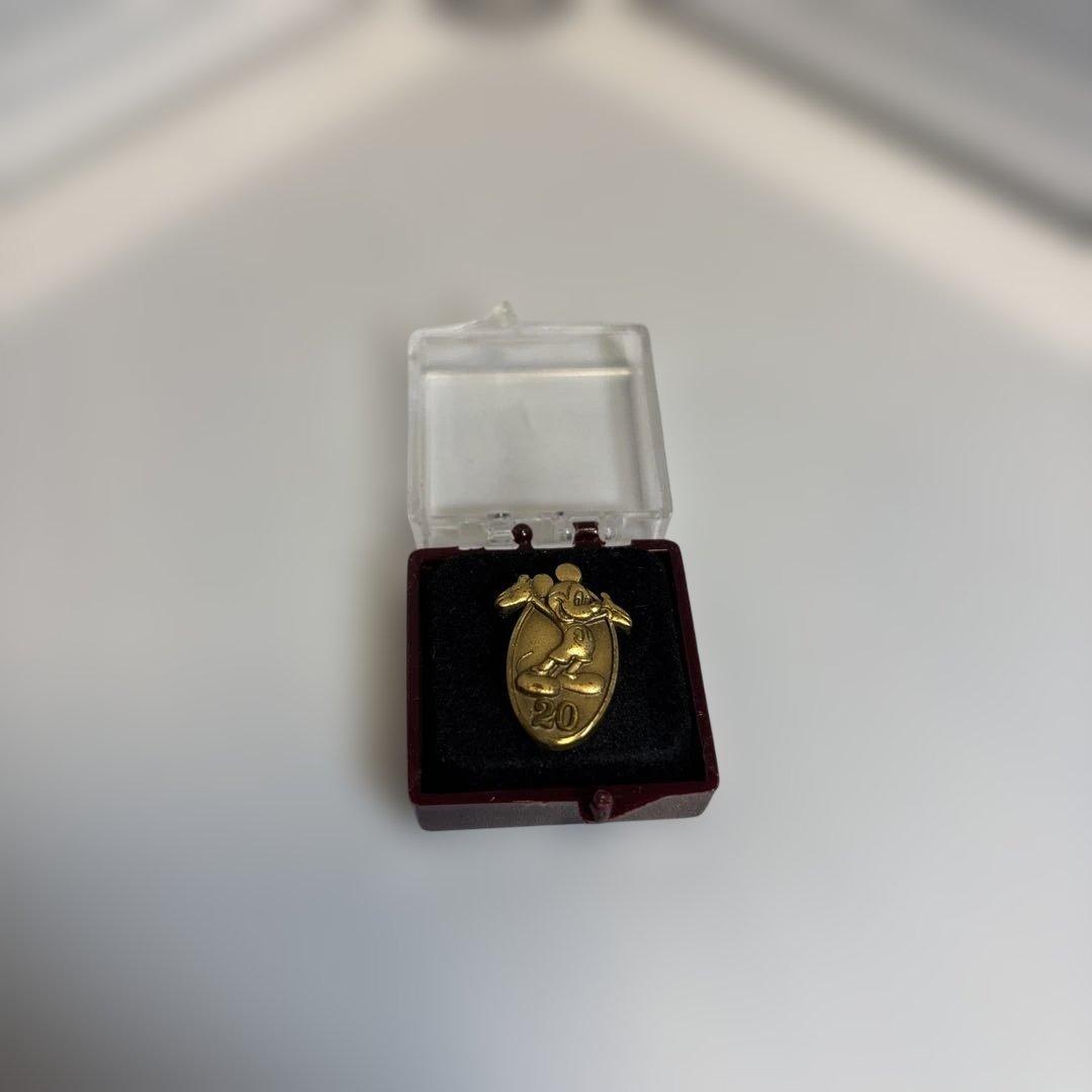 激レア　ディズニー キャスト 勤続20年 記念ピンバッジ ミッキー