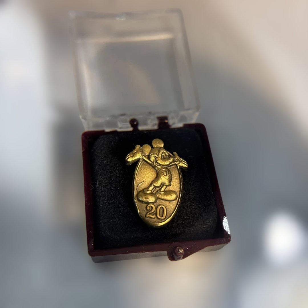 激レア　ディズニー キャスト 勤続20年 記念ピンバッジ ミッキー