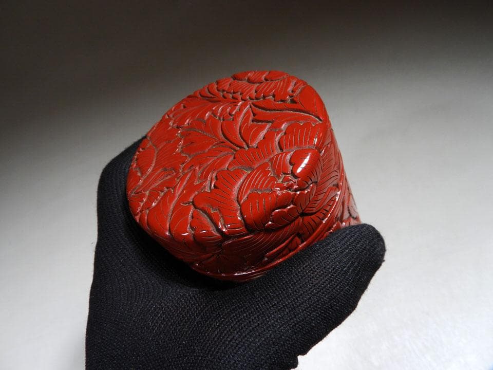 ●村上堆朱 茶筒 在銘 牡丹唐草 銅内蓋 黄布 共箱 高さ9cm 径7.5㎝