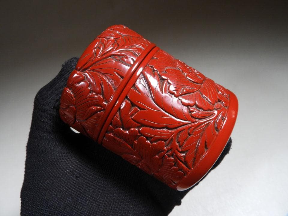 ●村上堆朱 茶筒 在銘 牡丹唐草 銅内蓋 黄布 共箱 高さ9cm 径7.5㎝