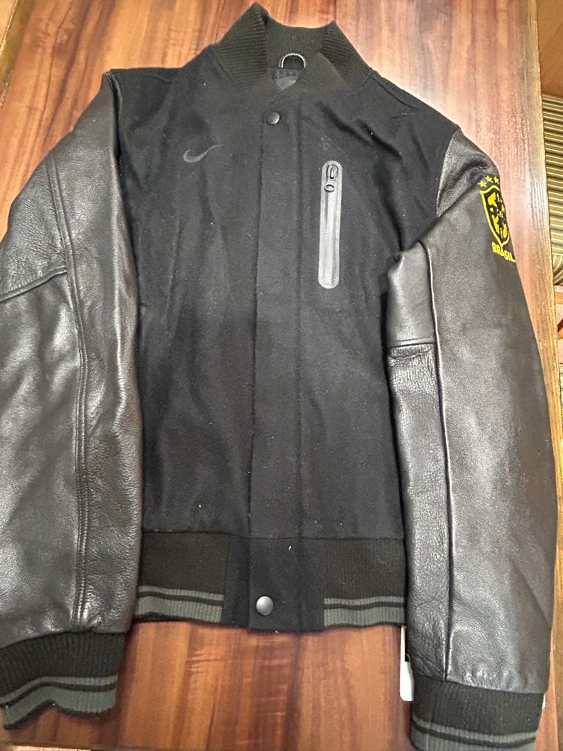 貴重❗️ブラジル代表　NIKE正規品・革ジャン（袖部分）・ブラック・Lサイズ