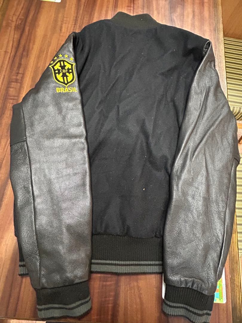 貴重❗️ブラジル代表　NIKE正規品・革ジャン（袖部分）・ブラック・Lサイズ