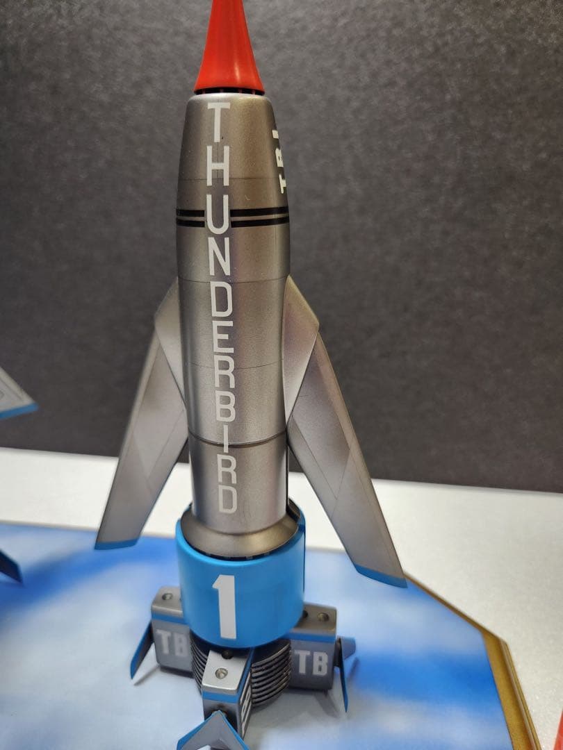 【究極のプロ完成品No12】サンダーバード1号　新旧揃い踏み　ロゴ入り効果ベース