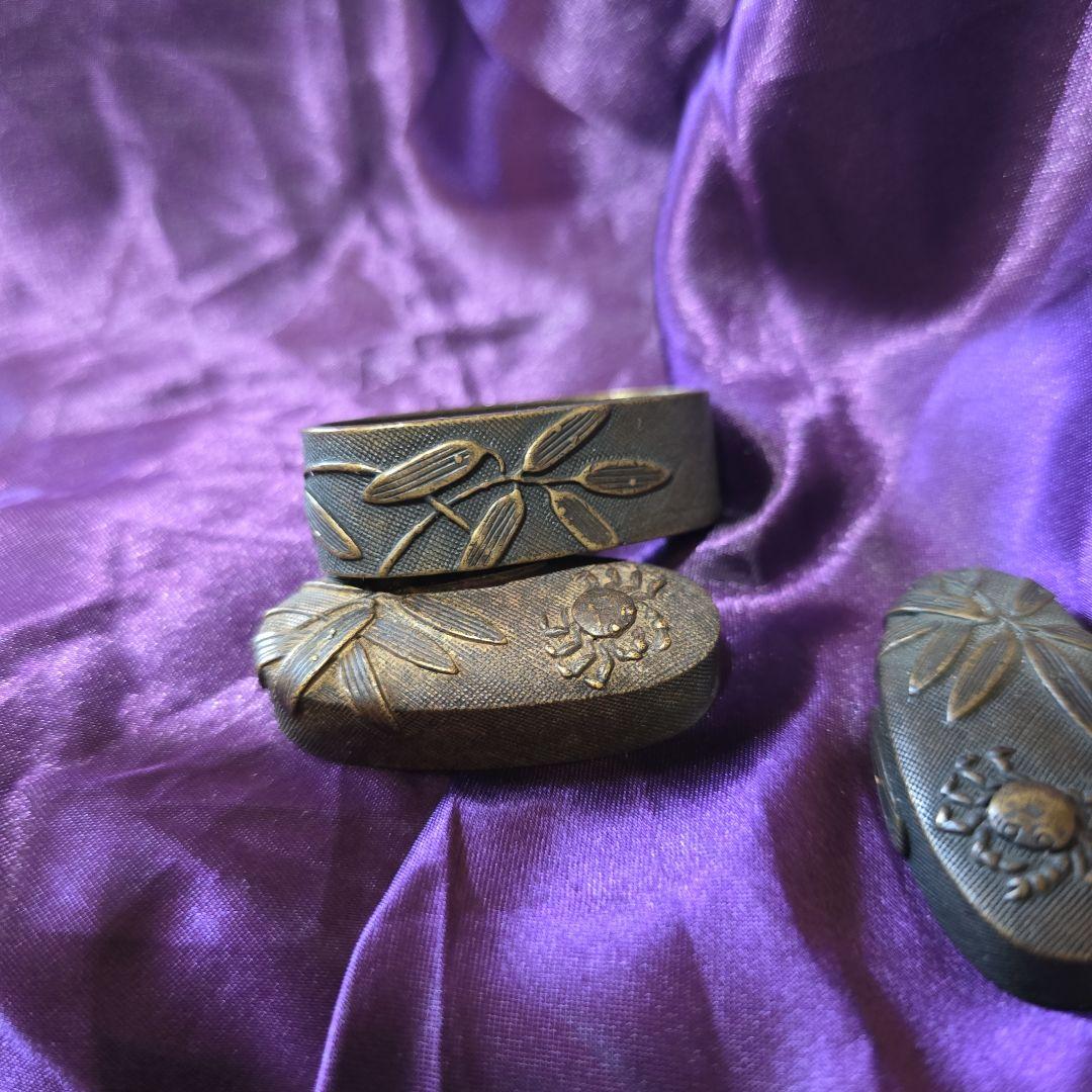 蟹と植物の彫刻 縁頭鐺三点