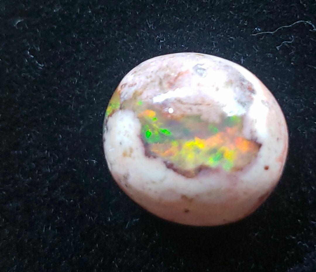 裏まで遊色効果のあるカンテラオパール