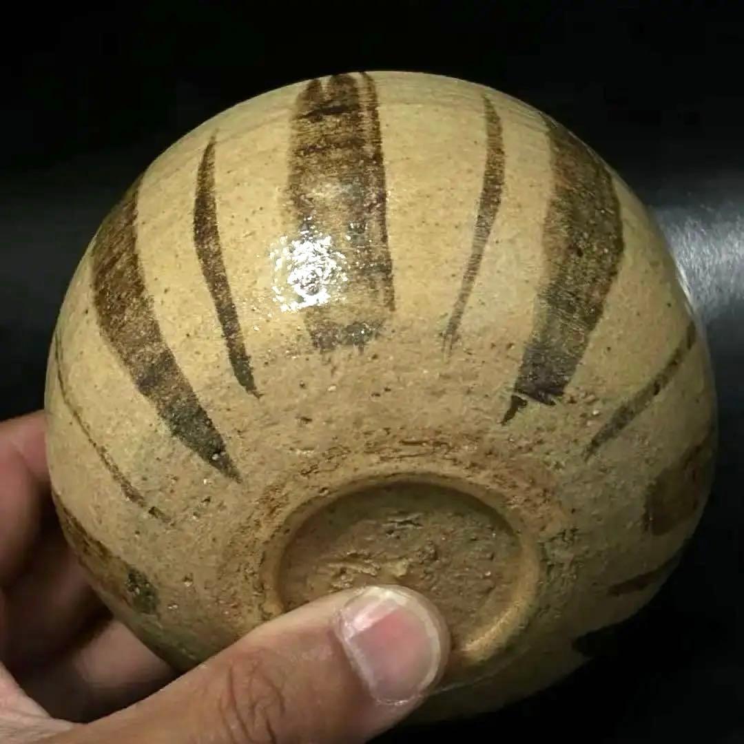 美しい古美術◾️蔵から美しい縦じま紋様の可愛らしいまん丸な抹茶茶碗が出て来ました。