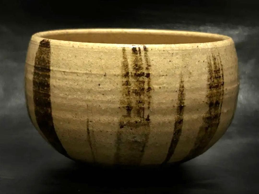 美しい古美術◾️蔵から美しい縦じま紋様の可愛らしいまん丸な抹茶茶碗が出て来ました。