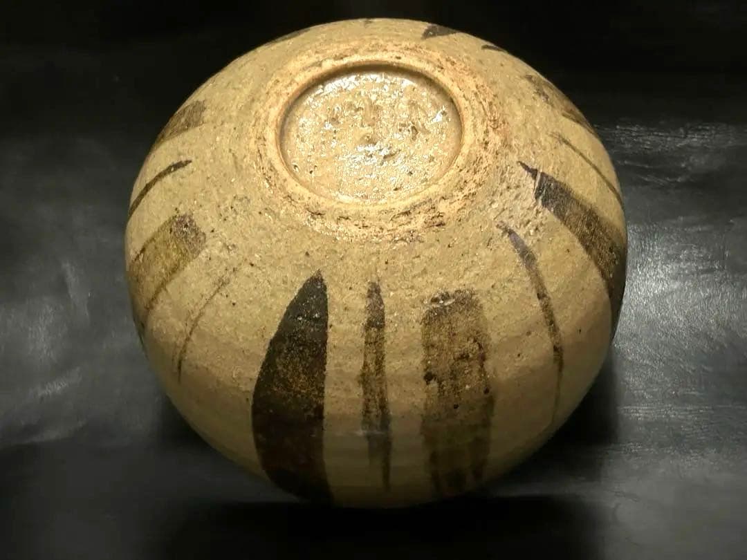 美しい古美術◾️蔵から美しい縦じま紋様の可愛らしいまん丸な抹茶茶碗が出て来ました。