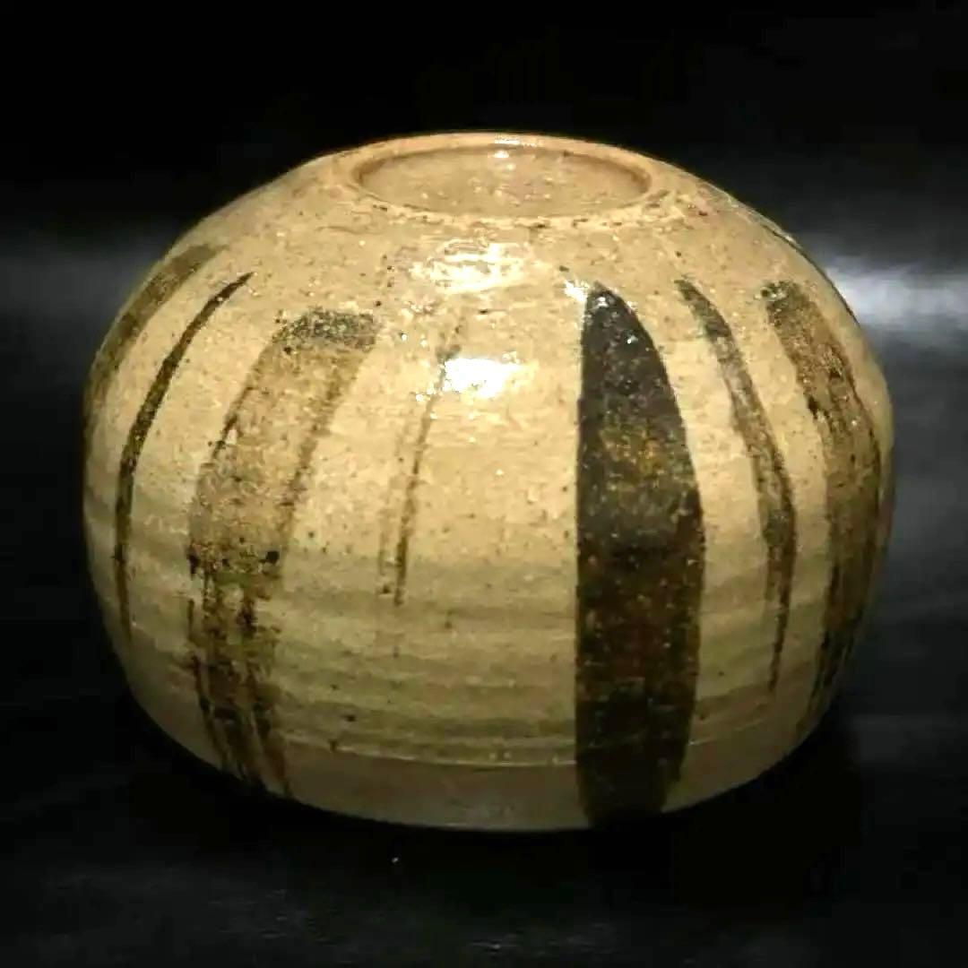 美しい古美術◾️蔵から美しい縦じま紋様の可愛らしいまん丸な抹茶茶碗が出て来ました。