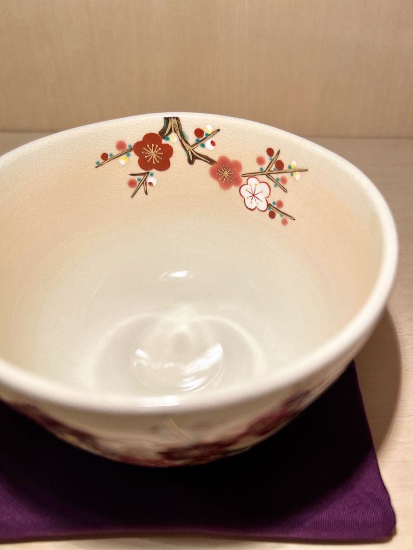 京焼　色絵　梅の図　抹茶茶碗