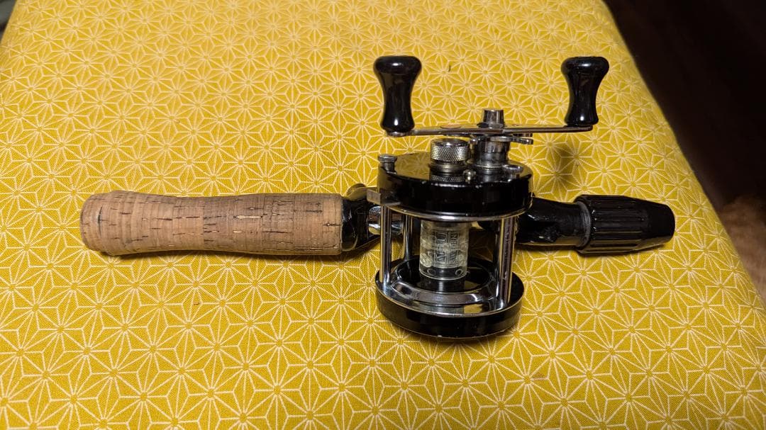 ベイトリール 黒とシルバー