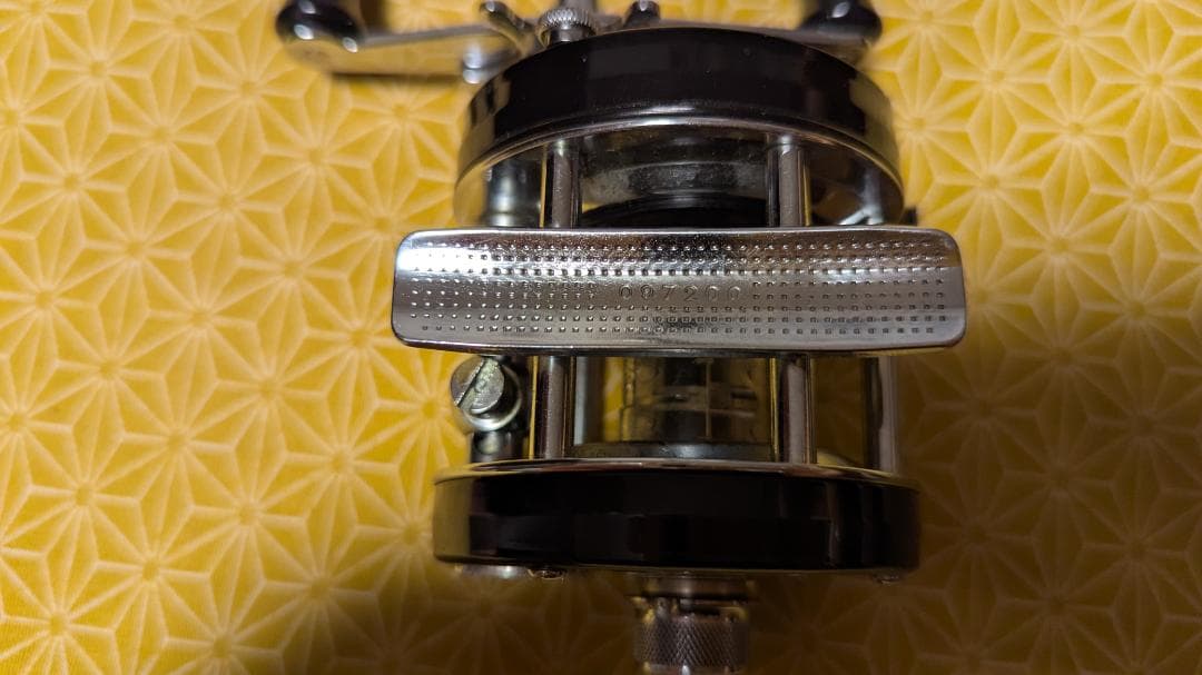 ベイトリール 黒とシルバー