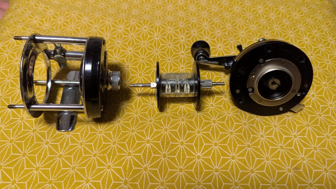 ベイトリール 黒とシルバー