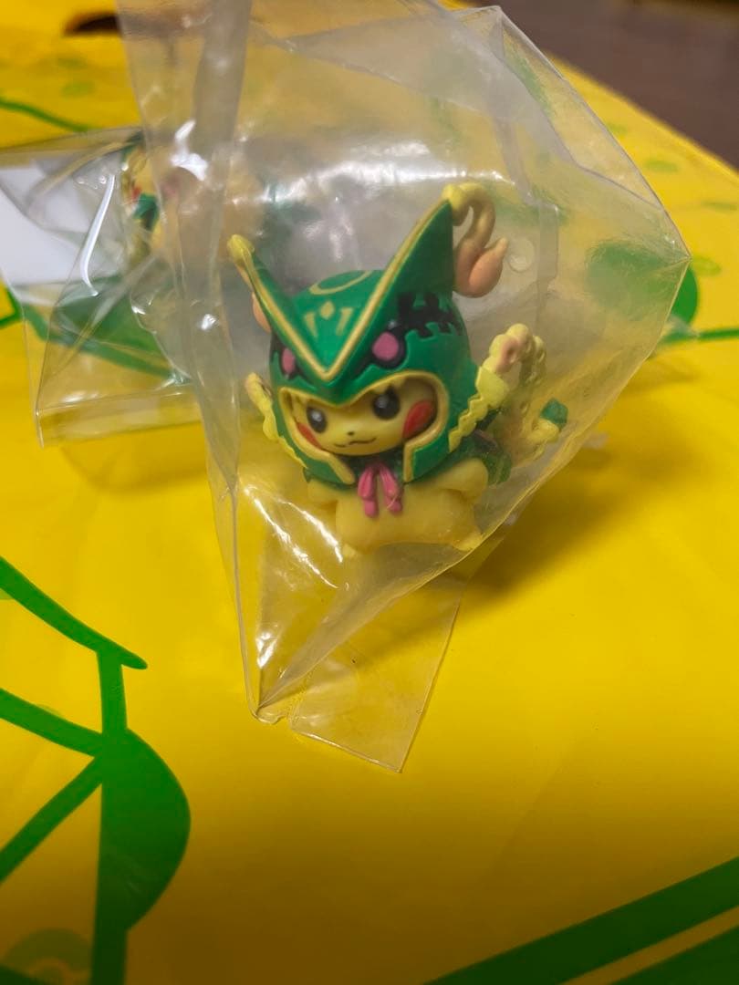 ポケセン限定 メガレックウザ ポンチョを着たピカチュウ　フィギュア　未開封