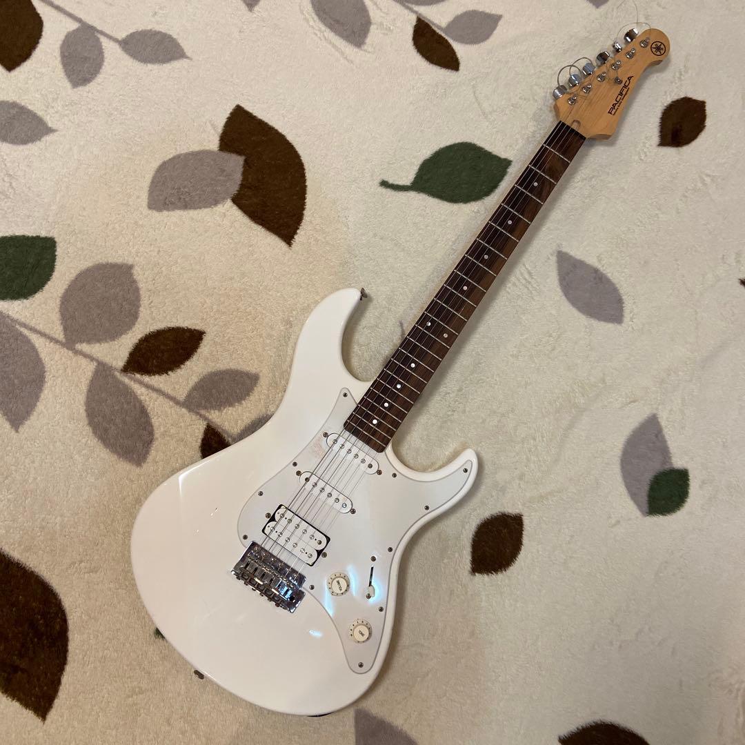 ホワイトエレキギター シングルコイル搭載