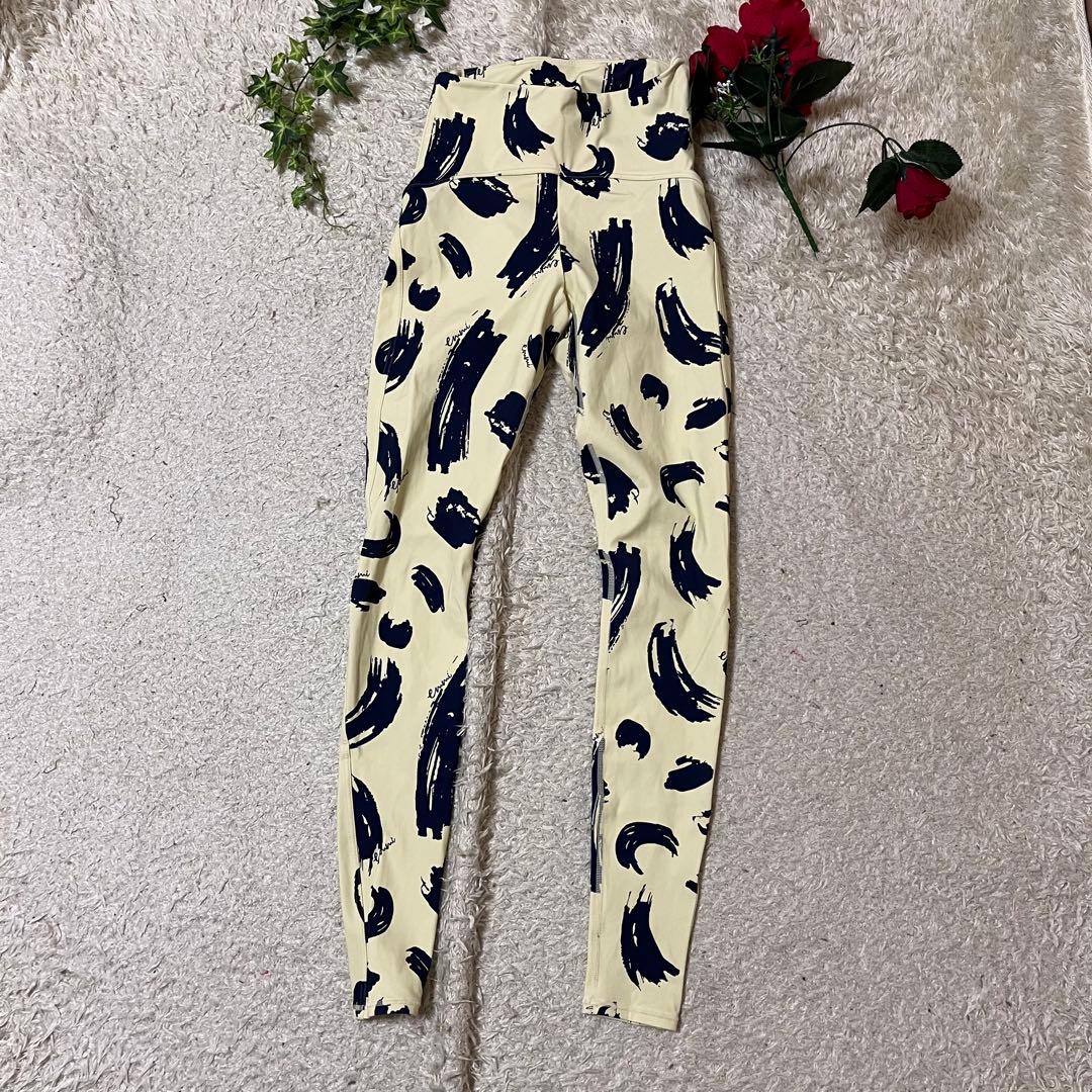 【emmi yoga】emmiオリジナルアート柄レギンス　ブラトップセットアップ