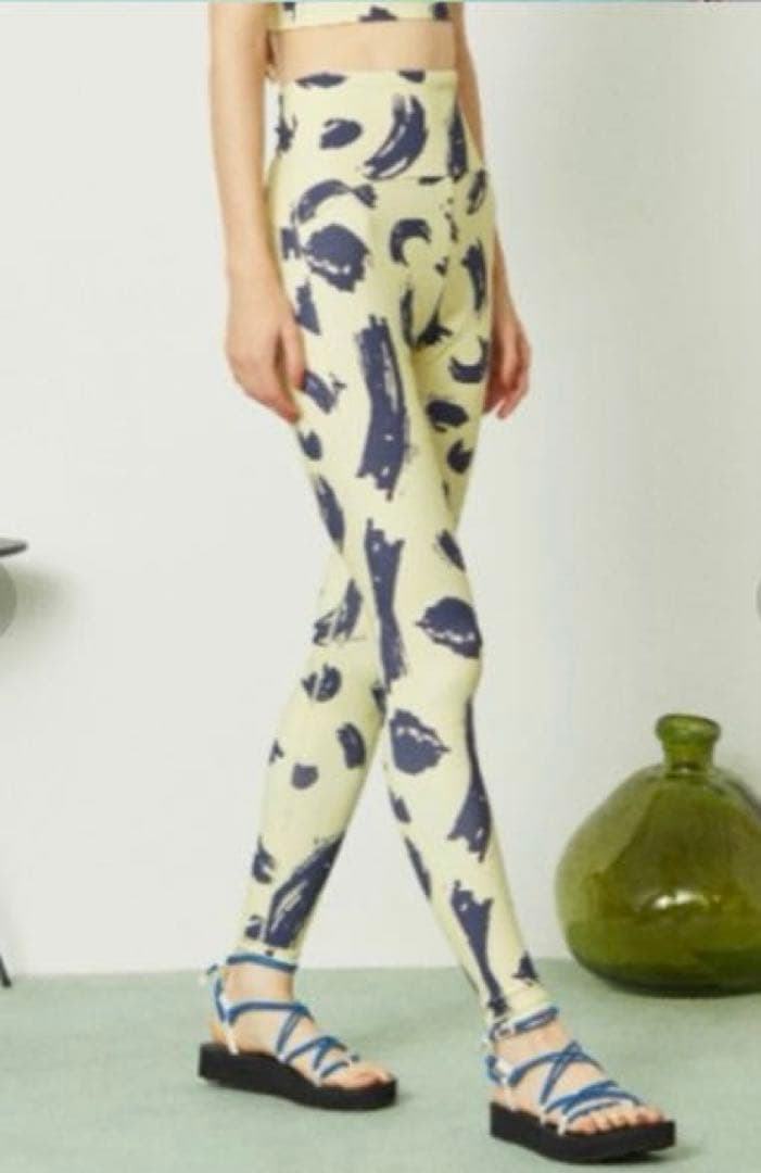 【emmi yoga】emmiオリジナルアート柄レギンス　ブラトップセットアップ