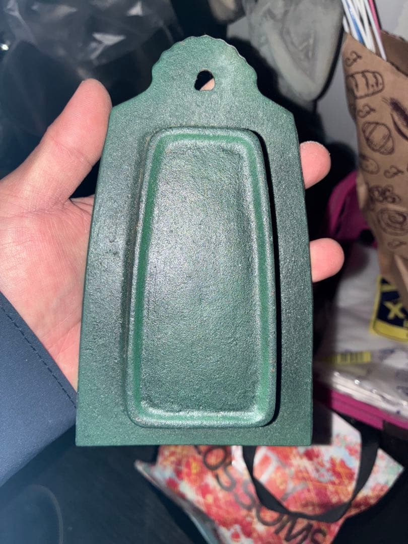 【希少✨】緑色の金属製皿 彫刻模様付き