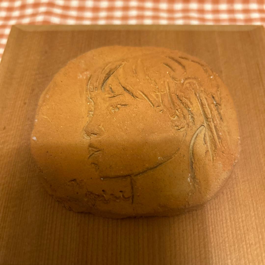 陶土製 横顔彫刻 木製台座付き　少女　二部黎　作　①