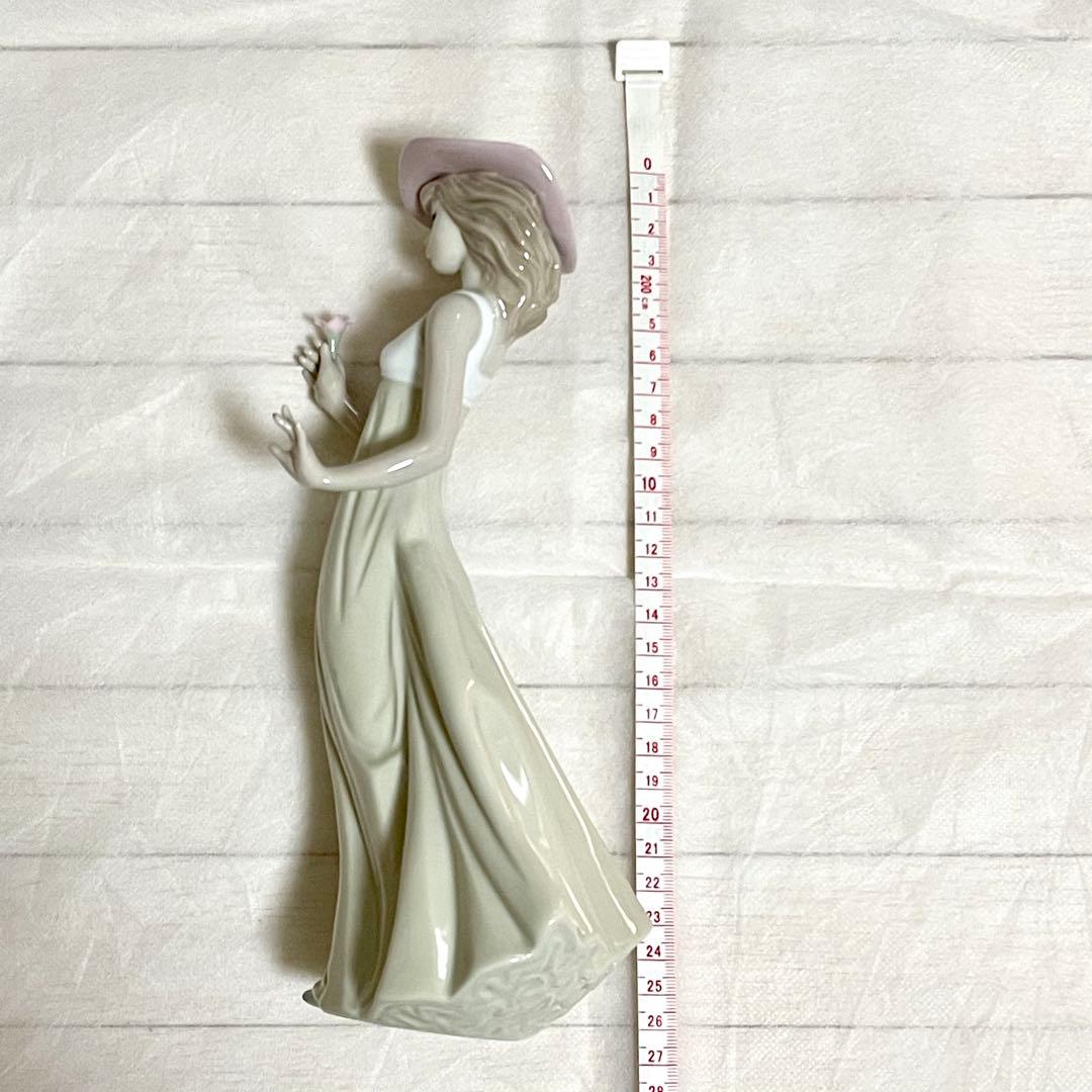 リアドロ　ナオ　一輪の花を持つ女性