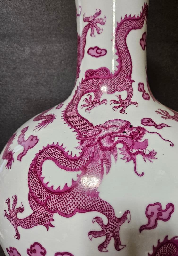 中国美術　中国陶磁器　大清乾隆年製銘　紅釉　粉彩　八龍図　五爪の龍図　大天球瓶